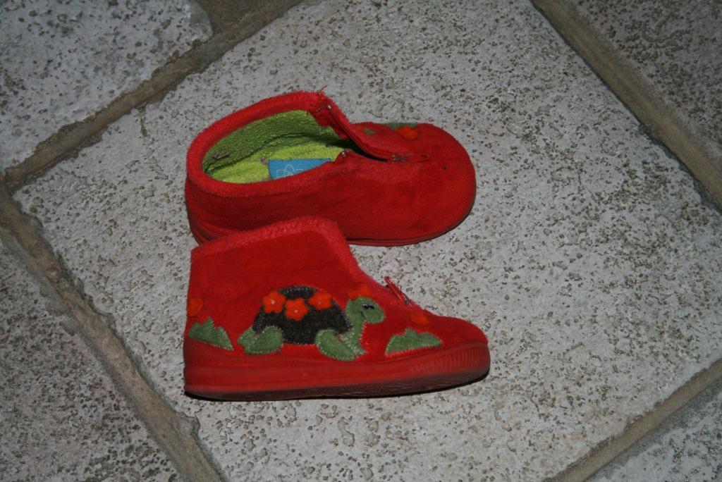 rode pantoffels met schildpad maat 23, Enlèvement ou Envoi, Utilisé, Autres types, Fille