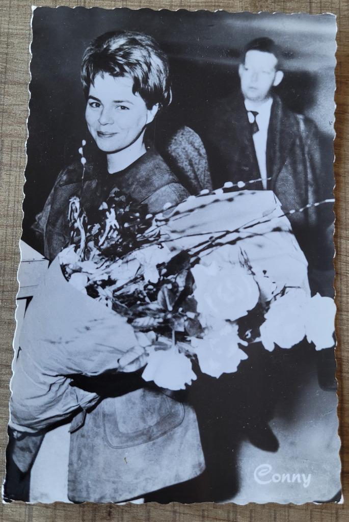 Oude postkaart: zangeres Conny, Verzamelen, Ophalen of Verzenden, Gebruikt, Foto of Kaart