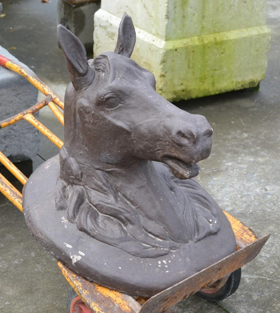 levensgroot oud paardenhoofd in gips, Enlèvement