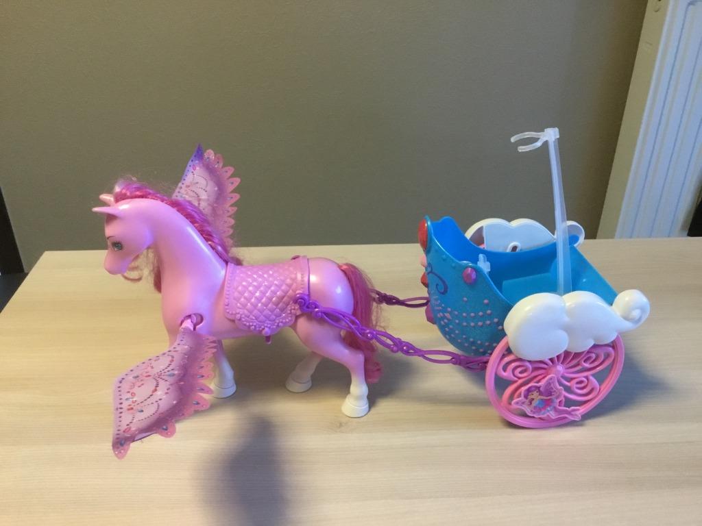 Barbie Eenhoorn met koets / film Barbie Mariposa, Kinderen en Baby's, Ophalen of Verzenden, Zo goed als nieuw, Barbie