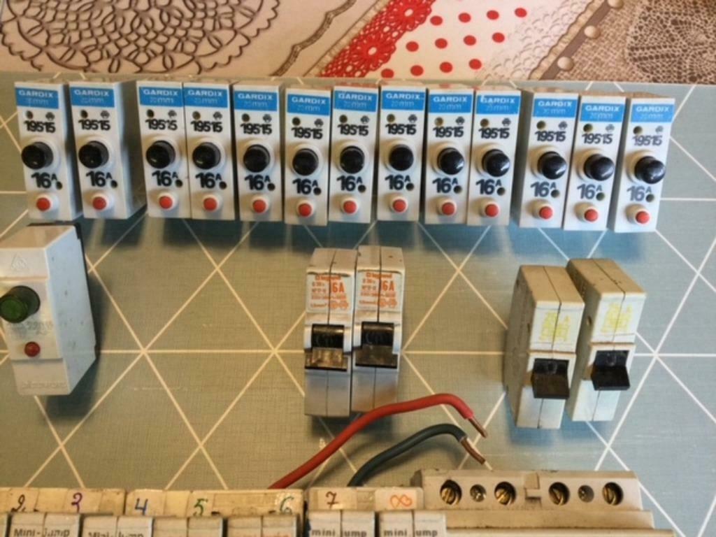 AUTOMATICE ZEKERINGEN +DIFFIRENCIEEL  40Am   0,3, Ophalen, Gebruikt, Schakelaar