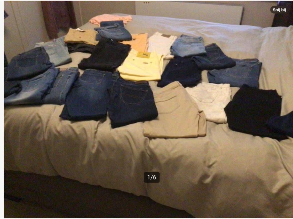 Groot pakket jeansbroeken + gratis pakketje dameskleding, Ophalen, Gebruikt