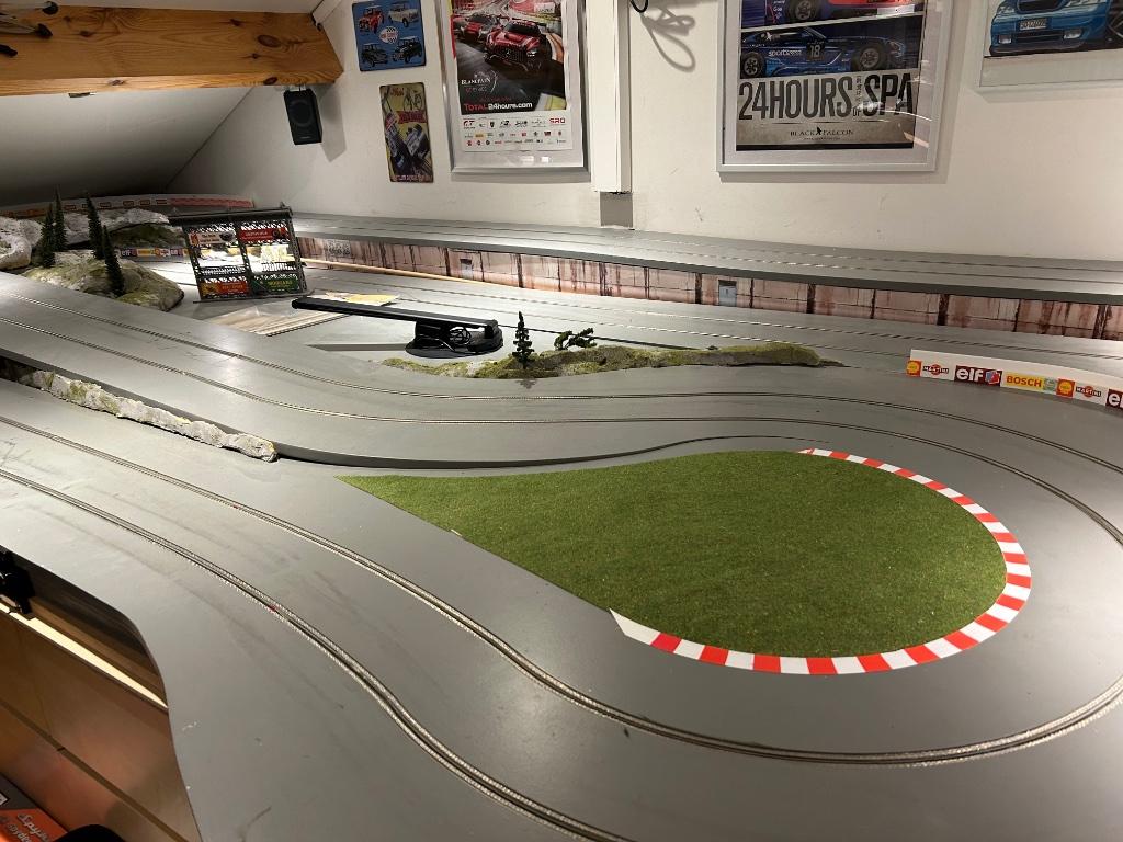Slotcar track  MDF, Kinderen en Baby's, Speelgoed | Racebanen, Racebaan, Zo goed als nieuw, Elektrisch, Ophalen