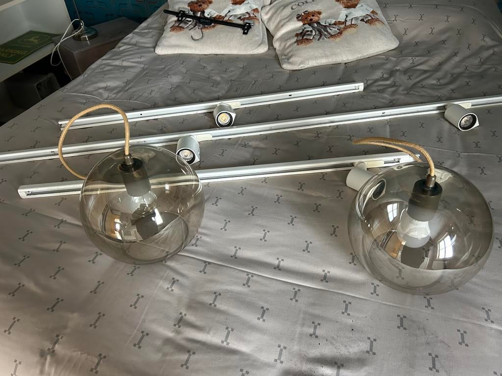 Complete set verlichting -met spots en 2 glazen hanglampen, Enlèvement, Comme neuf, Lampe avec luminaire