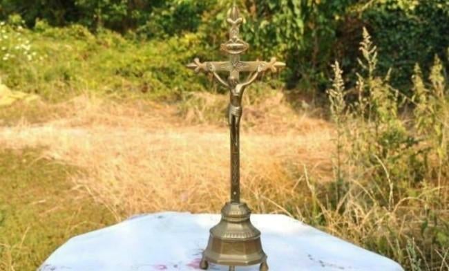 crucifix de huy en laiton, Enlèvement ou Envoi