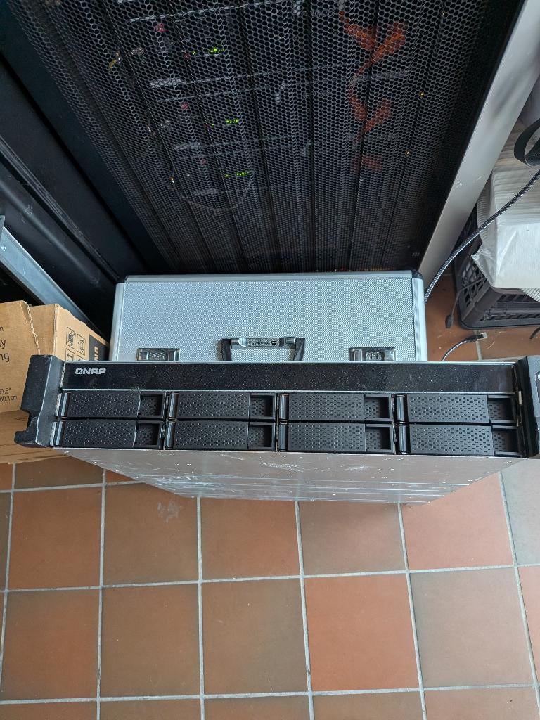 Ik zoek een Qnap TS-863-U 8bay 19" model of gelijkaardig, Computers en Software, Ophalen