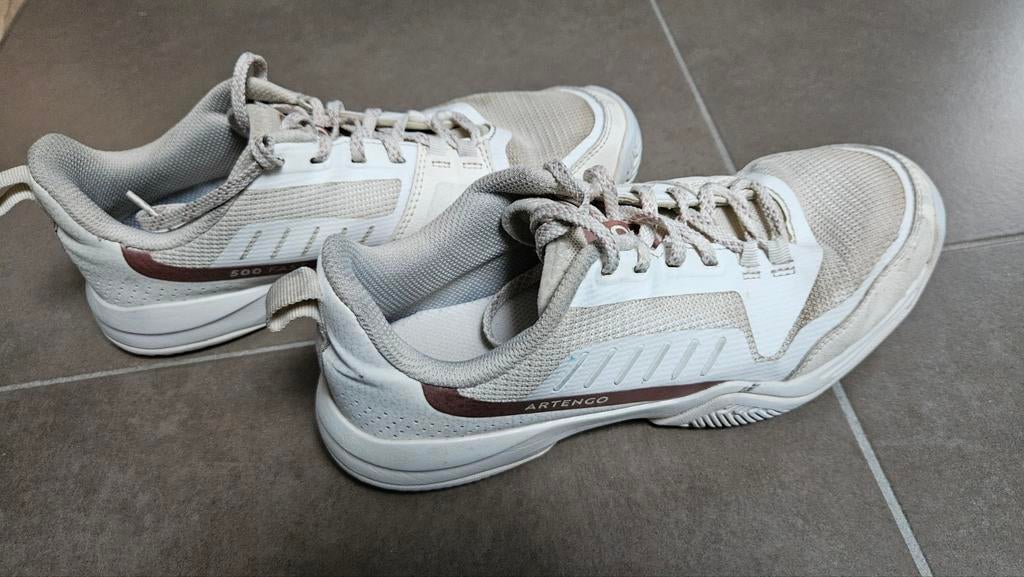Artengo sport schoen, zaal, volleybal schoen maat 38, Ophalen of Verzenden, Zo goed als nieuw