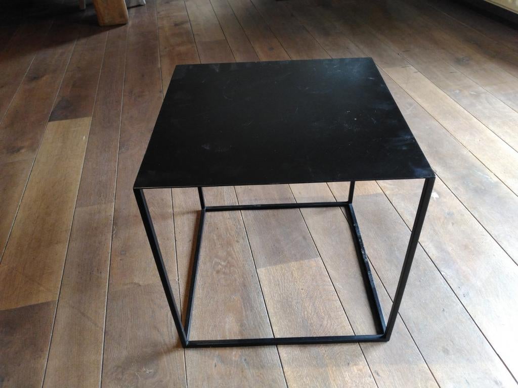 Te koop, klein ijzeren bijzettafeltje, zwarte kleur, Huis en Inrichting, Tafels | Eettafels, Minder dan 50 cm, Vierkant, Tot twee personen