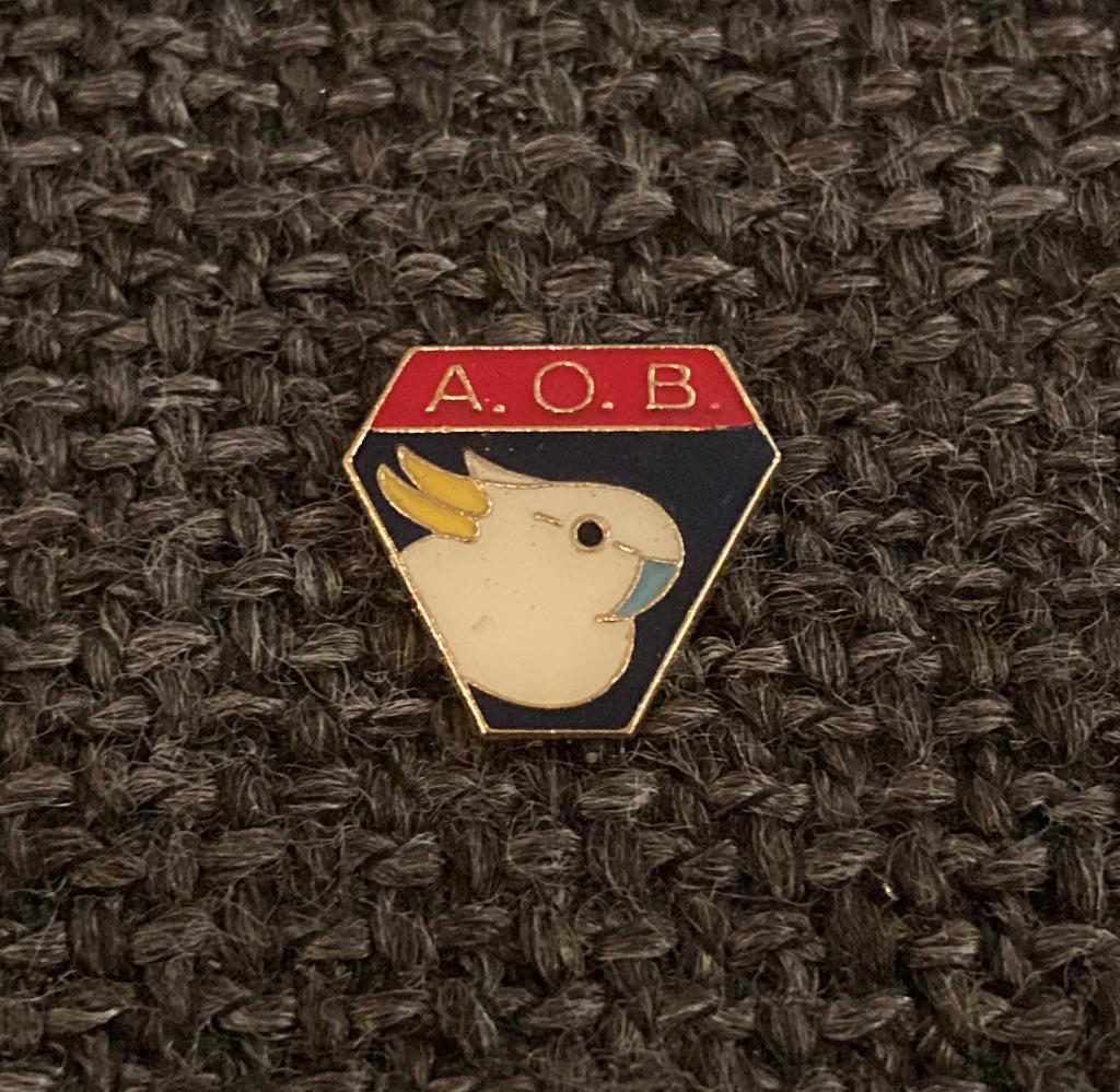 PIN - A.O.B. - PAPEGAAI - PARROT - PERROQUET, Envoi, Utilisé, Autres sujets/thèmes, Insigne ou Pin's