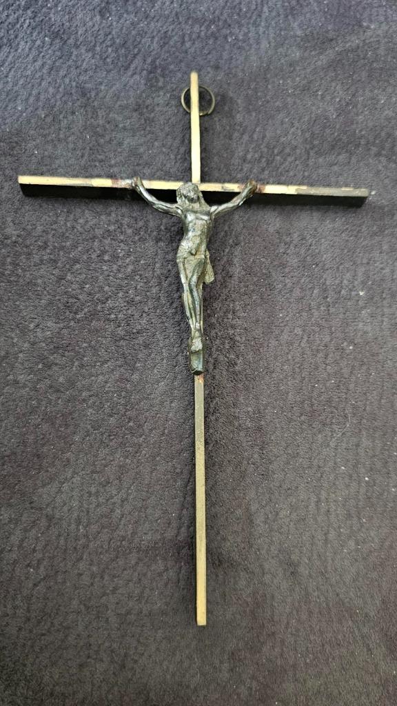 Crucifix, Enlèvement