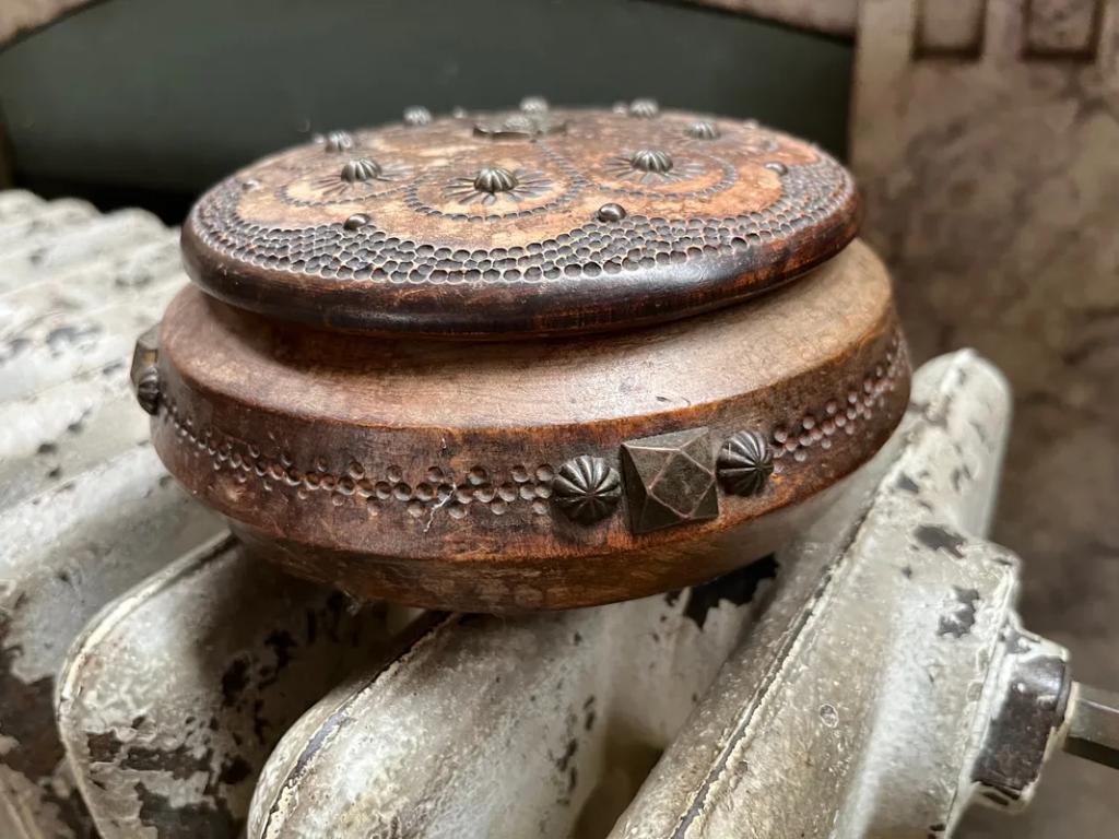Bonbonnière ronde en bois, Antiquités & Art, Antiquités | Accessoires de maison, Enlèvement ou Envoi