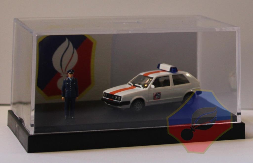 GENDARMERIE VW GOLF GTi + PLEXI + FIGURINE 1/87, Envoi, Gendarmerie, Miniature ou Figurine
