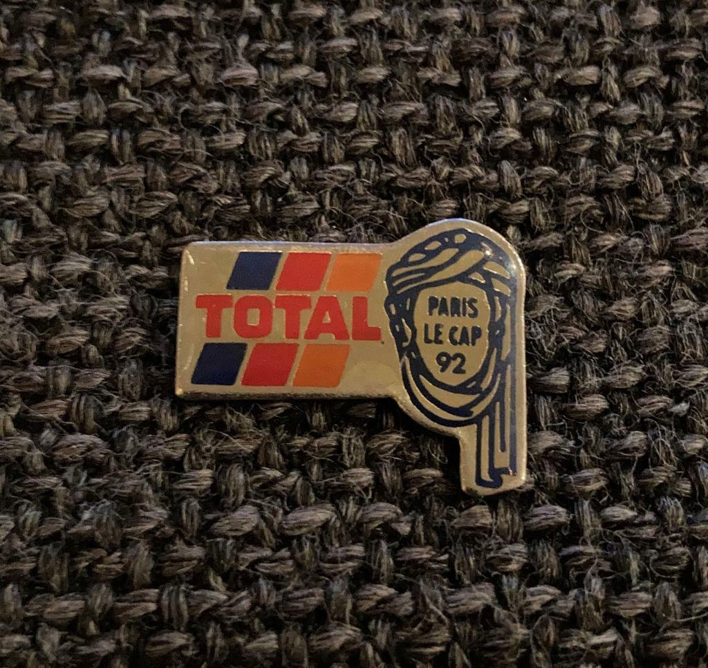 PIN - TOTAL - PARIS LE CAP 92 - RALLY - RALLYE - DAKAR, Verzenden, Gebruikt, Sport, Speldje of Pin