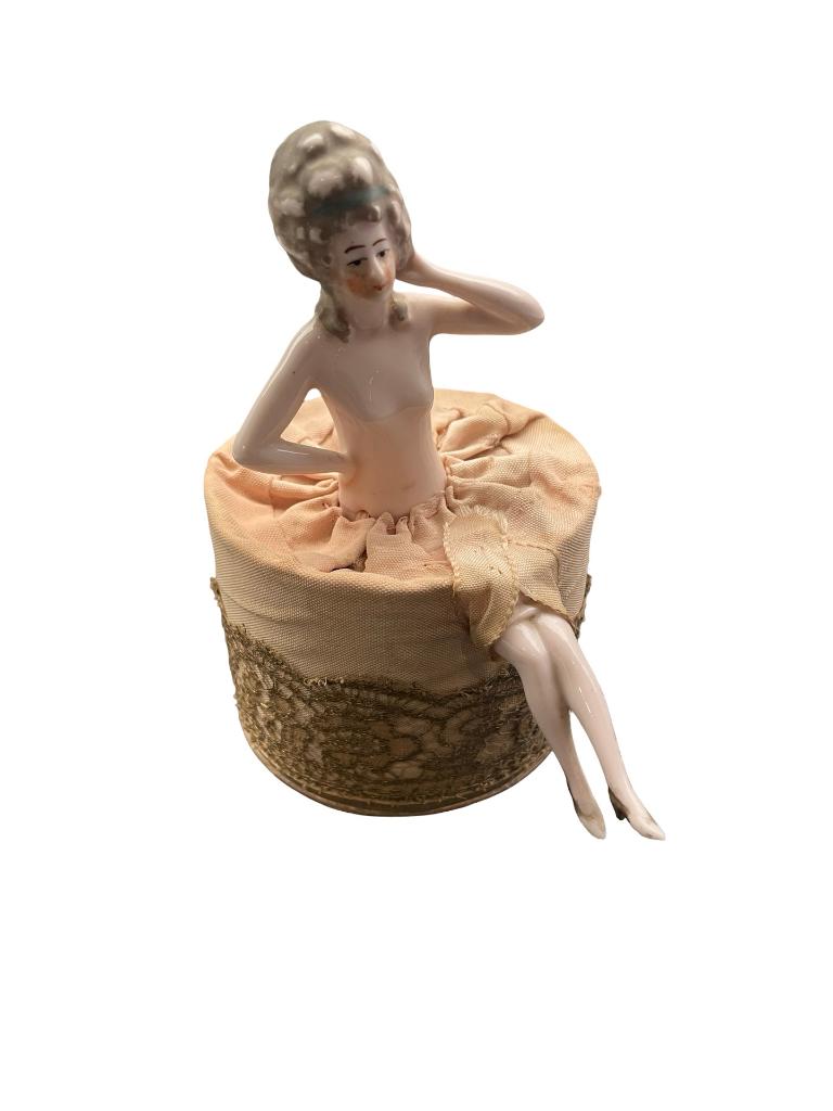 Boîte poudrier half doll en porcelaine Allemagne début XXe, Antiquités & Art, Antiquités | Porcelaine, Enlèvement ou Envoi