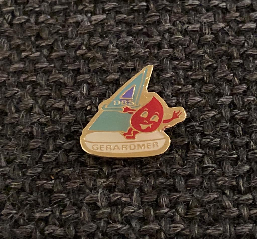 PIN - DBS - GERARDMER - SURF, Envoi, Utilisé, Autres sujets/thèmes, Insigne ou Pin's