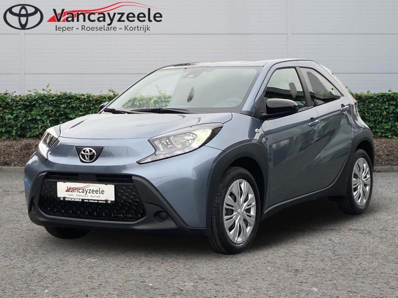 Toyota Aygo X play+cam+DAB+applecarplay&androidauto, 72 pk, Handgeschakeld, 5 deurs, 1000 cc