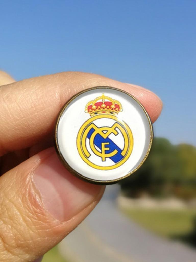 Real Madrid Football Badge, Broche, pins, Enlèvement ou Envoi, Neuf, Autres types