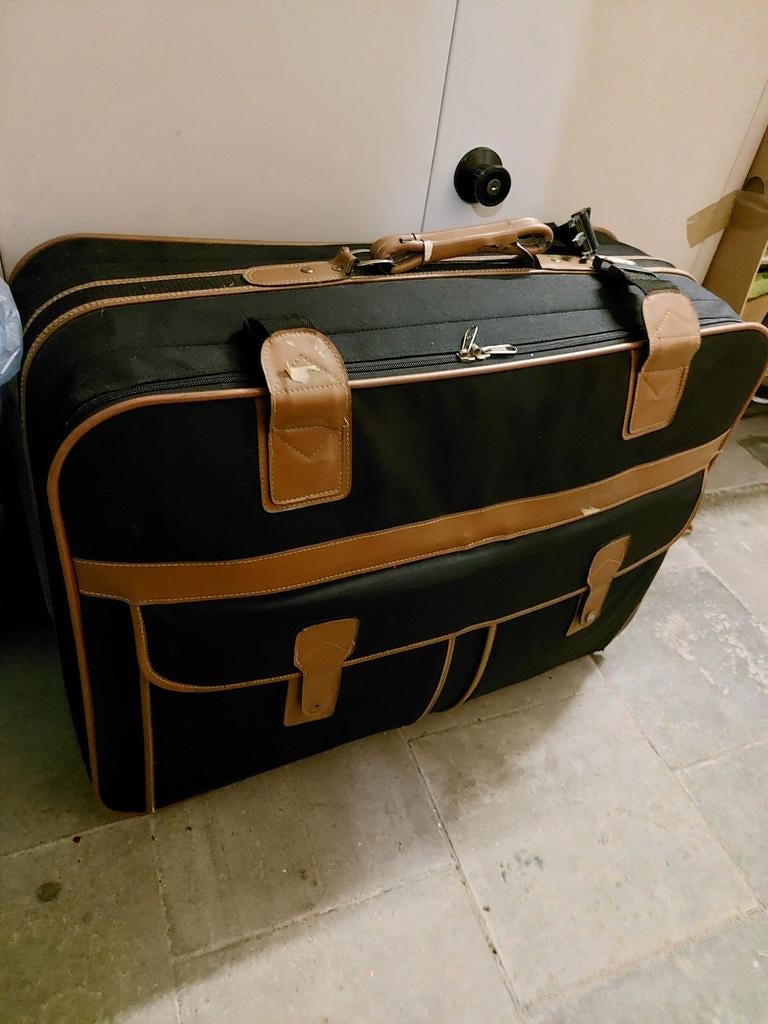 Valises Rempli avec des vêtements de femme nouveau moderne, Enlèvement, Comme neuf