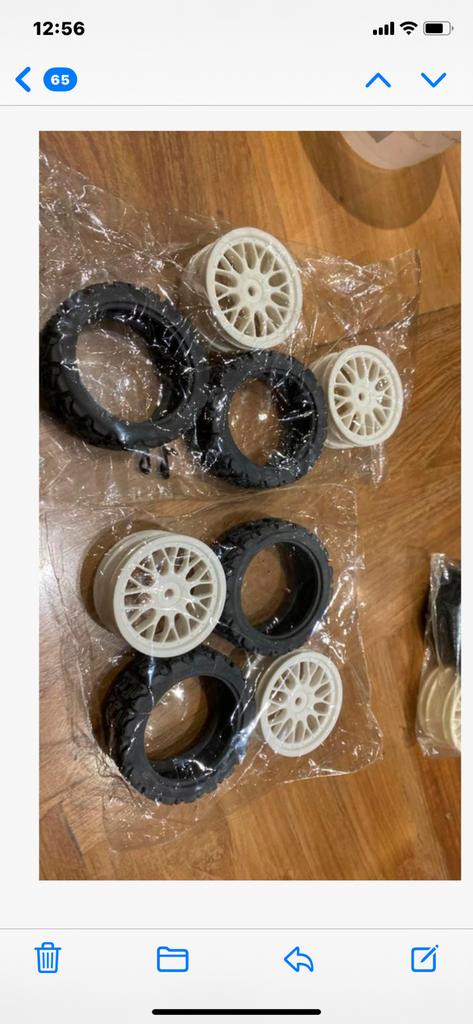 Deagostini nitro racer schaal 1/10 banden met velgen, Ophalen, Zo goed als nieuw