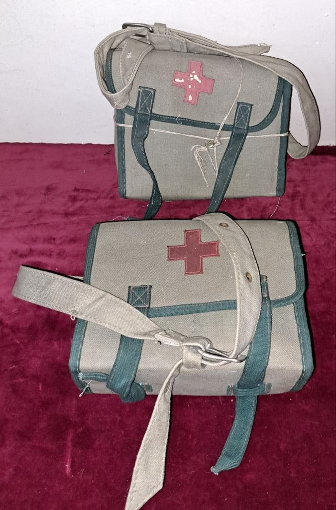 Tassen koffers rode kruis tassen met inhoud decoratie, Antiek en Kunst, Verzenden