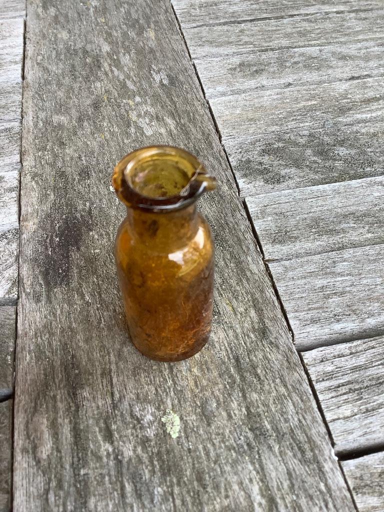 bodemvondst klein apothekersflesje met giettuit, Ophalen of Verzenden, Gebruikt
