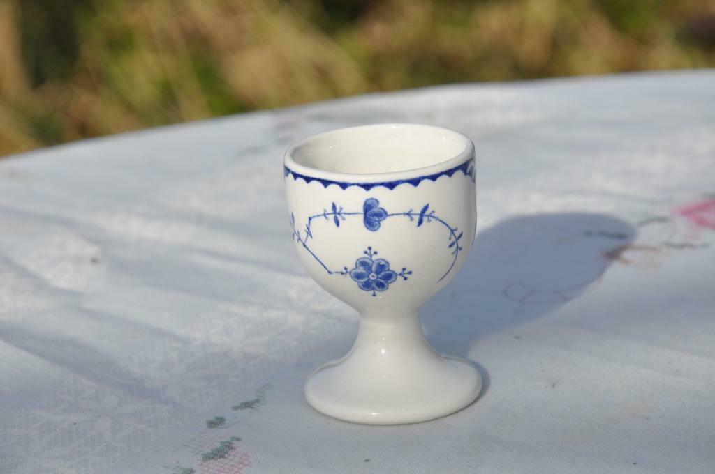 §  coquetier en faience fleur bleu, Enlèvement ou Envoi
