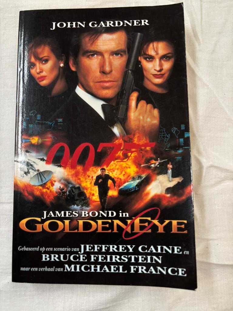 James bond 007, 2x papier backs, tweede druk, Ophalen of Verzenden, Zo goed als nieuw, Film- of Tv-bewerking