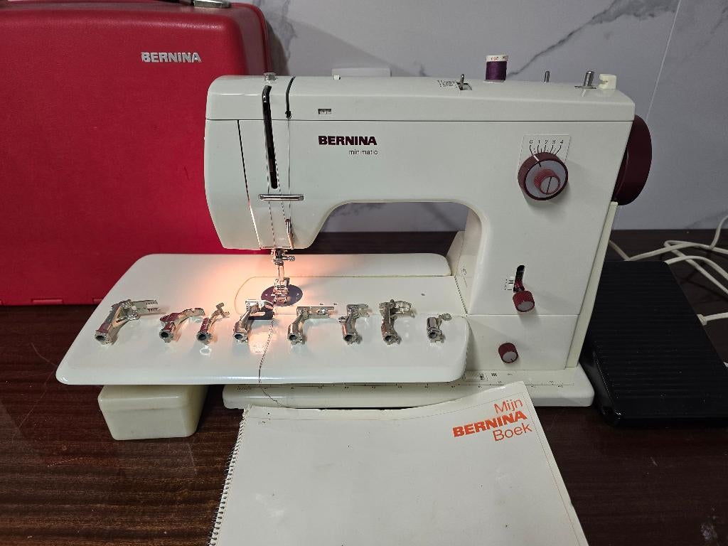 BERNINA 807 naaimachine, Hobby en Vrije tijd, Naaimachines en Toebehoren, Zo goed als nieuw, Naaimachine, Bernina, Ophalen of Verzenden