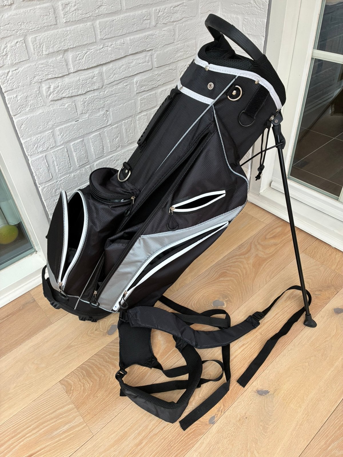 Golftas zwart/wit met draagriem en regenkap, Sports & Fitness, Enlèvement, Neuf, Sac