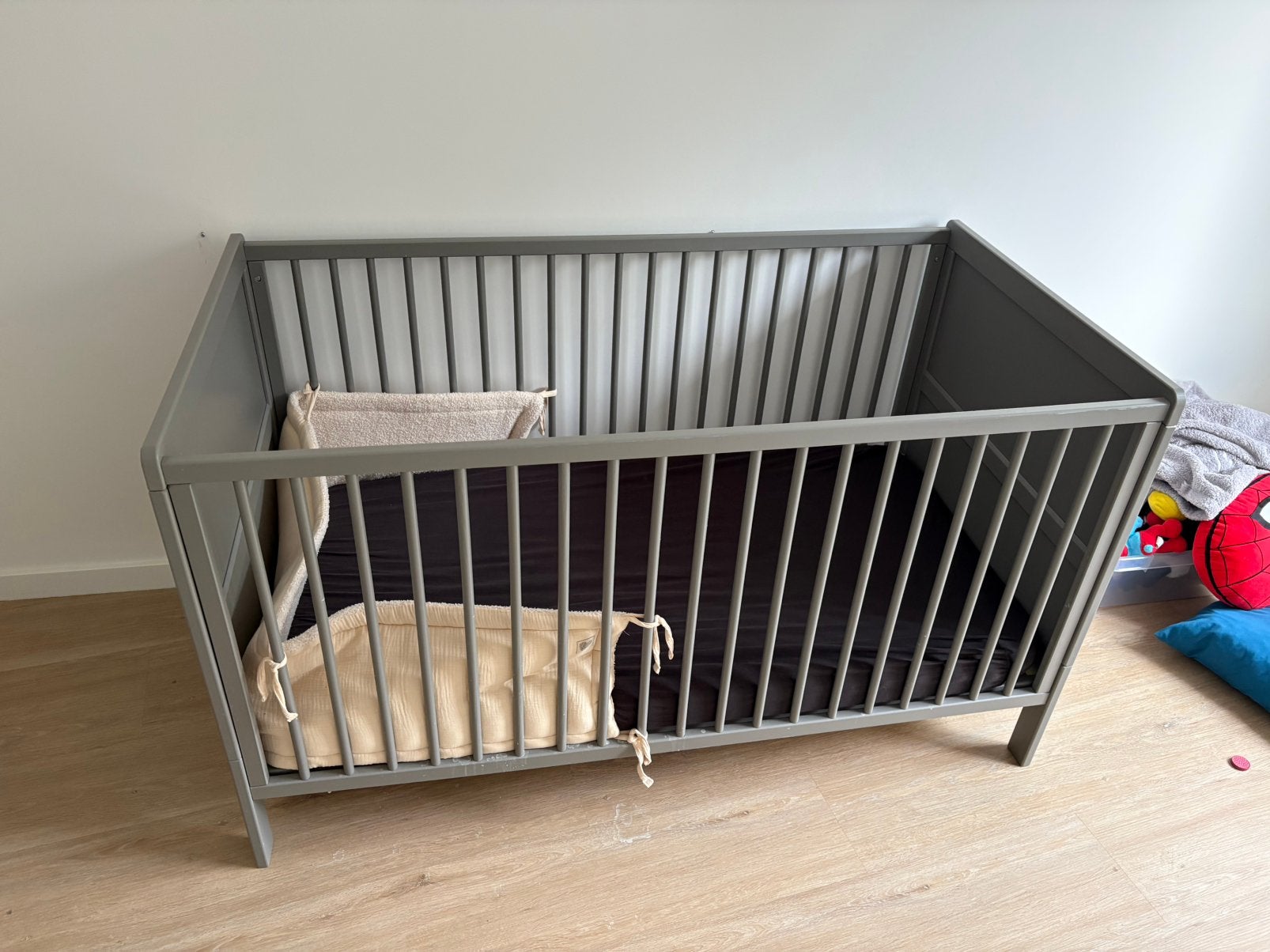 Babybed met hoofdbeschermer, Enfants & Bébés, Berceaux & Lits, Enlèvement, Comme neuf