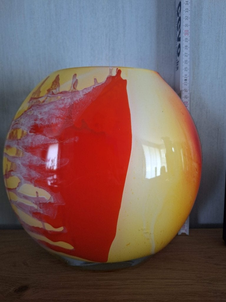 zeer mooie rood-gele vaas - speciale vorm en kleur, Huis en Inrichting, Woonaccessoires | Vazen, 24 cm, Gebruikt, Ophalen of Verzenden