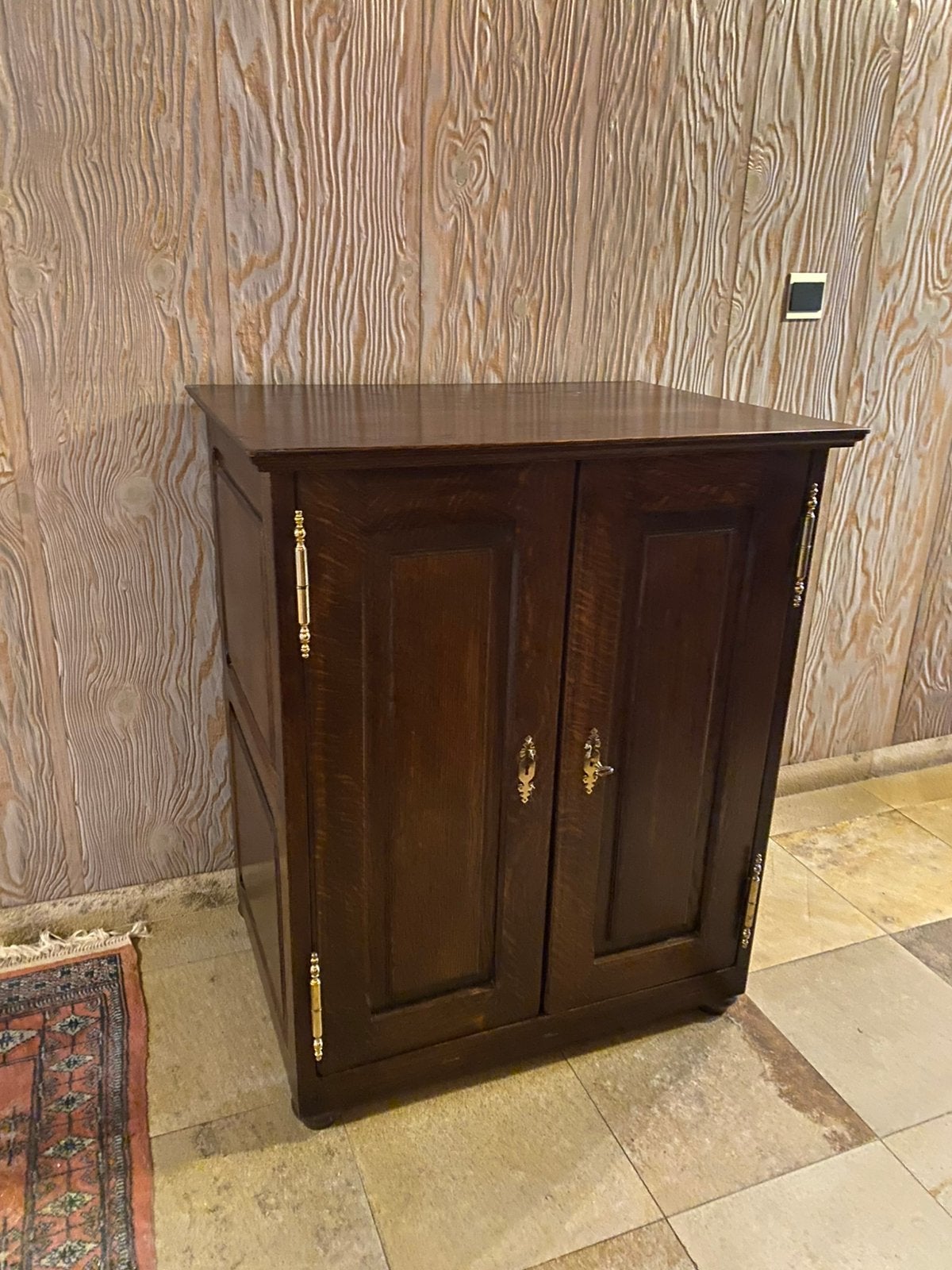 Houten eiken kastje, Ophalen