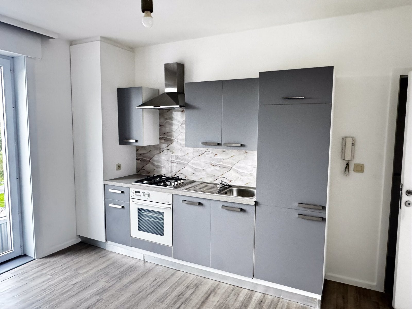 Studio met apparte slaapkamer te huur, 50 m² ou plus, Province de Flandre-Occidentale
