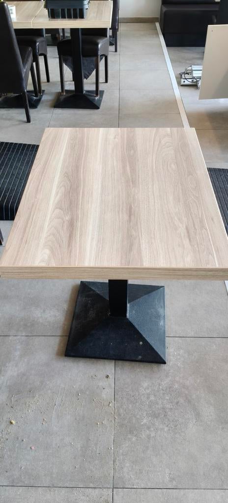 Tweepersoons tafel met gietijzeren voet, Ophalen