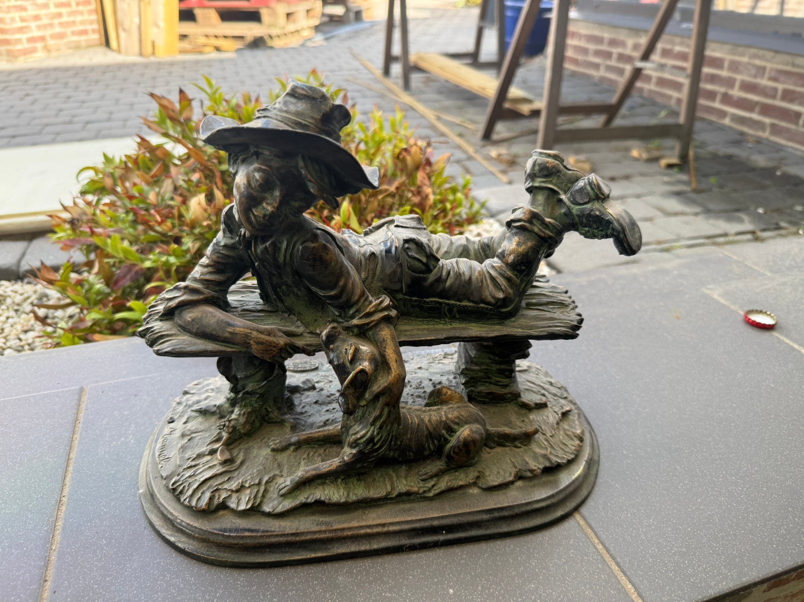 liggende boerenjongen met een hoed en hondje, Tuin en Terras, Ophalen, Zo goed als nieuw