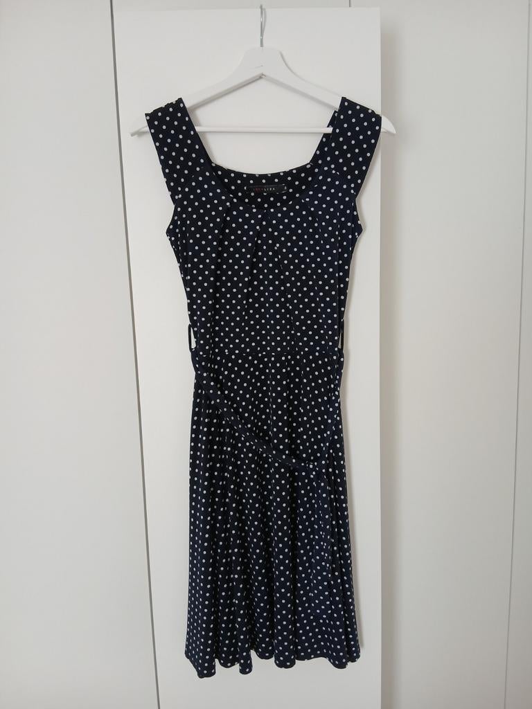 Zomerjurk blauw met witte bolletjes, Kleding | Dames, Jurken, Maat 38/40 (M), Nieuw, Ophalen of Verzenden, Onder de knie