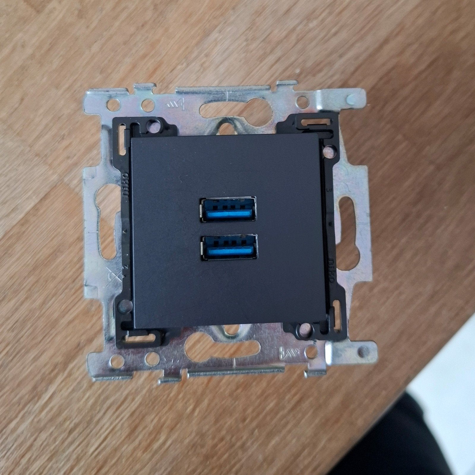 Niko stopcontact 2x usb a antraciet, Ophalen of Verzenden, Zo goed als nieuw, Overige merken, Overige typen