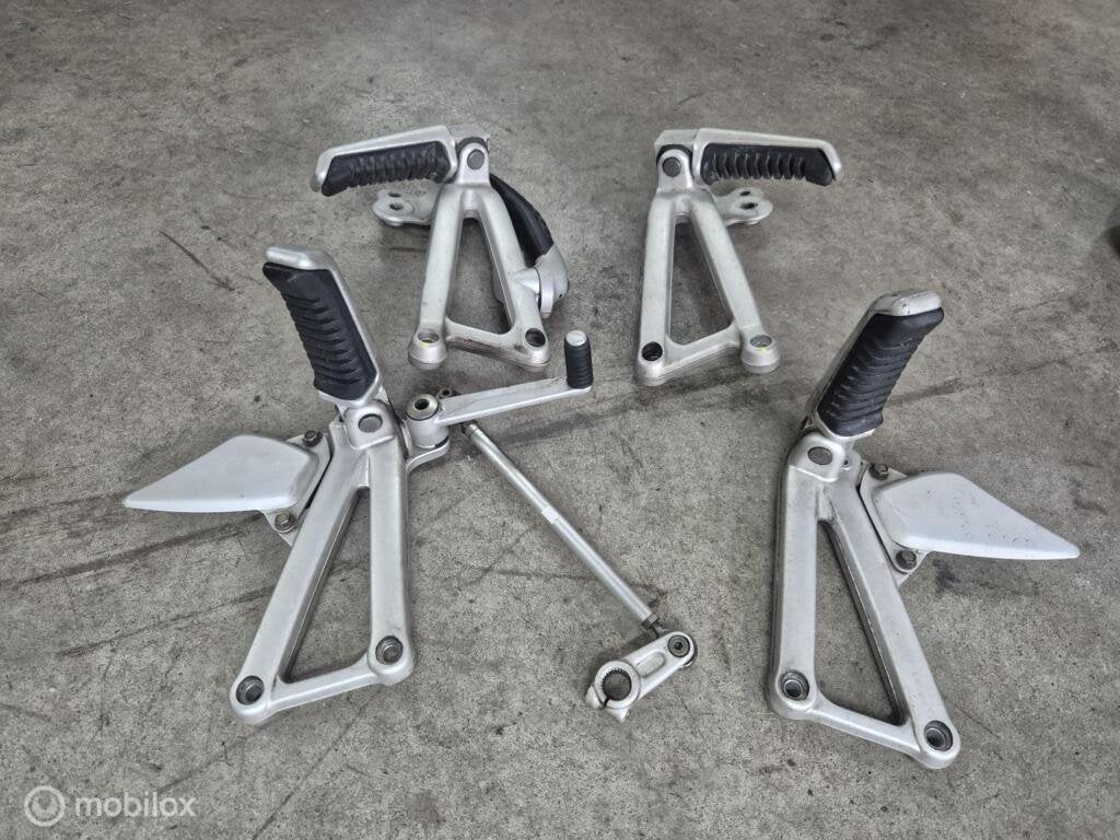 Voetsteun voetsteps schakelpendaal steunen ST2 ST3 ST4 ST4s, Motos, Enlèvement ou Envoi, Factorystore.service@ducati.com, Via Antonio Cavalieri Ducati, 74/5, 74/6, 40132 Bologna BO