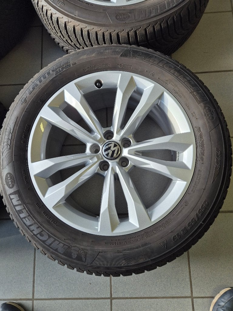 A vendre 4 roues hivers Audi VW   225/55R19, Auto-onderdelen, Gebruikt, 255 mm, Banden en Velgen, Winterbanden