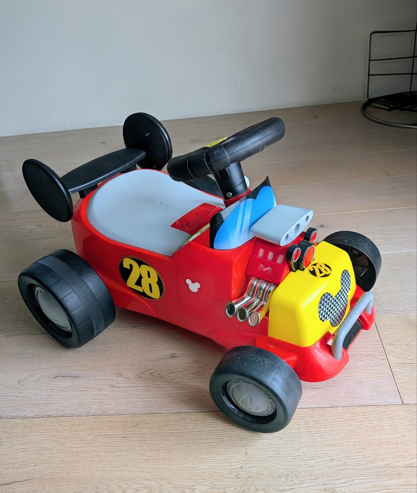 Voiture Mickey autoportée très bon état, Enlèvement