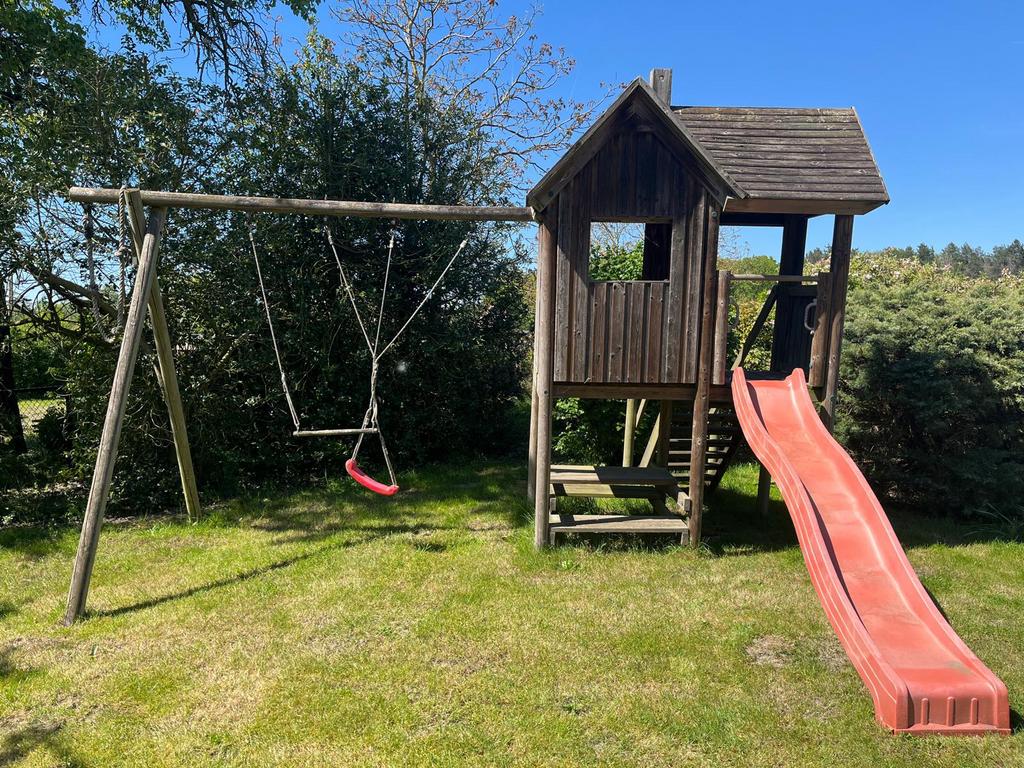 Gratis schommel met huisje en schuifaf, Ophalen, Gebruikt