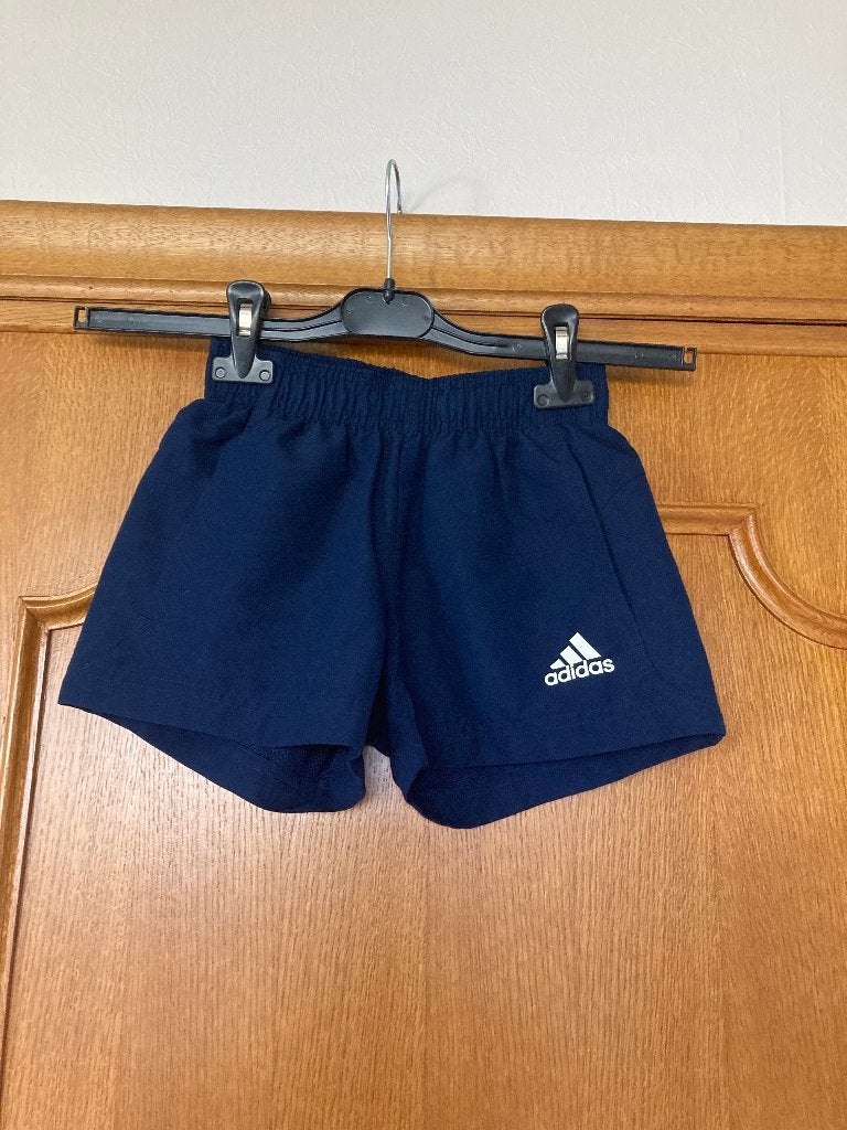 Donkerblauw sportshort, Adidas, maat 128, 8 jaar, Adidas, Sport- of Zwemkleding, Ophalen of Verzenden, Zo goed als nieuw