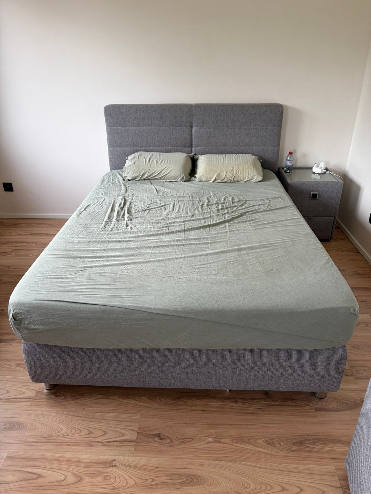Boxspring twijfelaar + 2 verlichte nachtkastjes, Ophalen, Gebruikt, Twijfelaar, Grijs