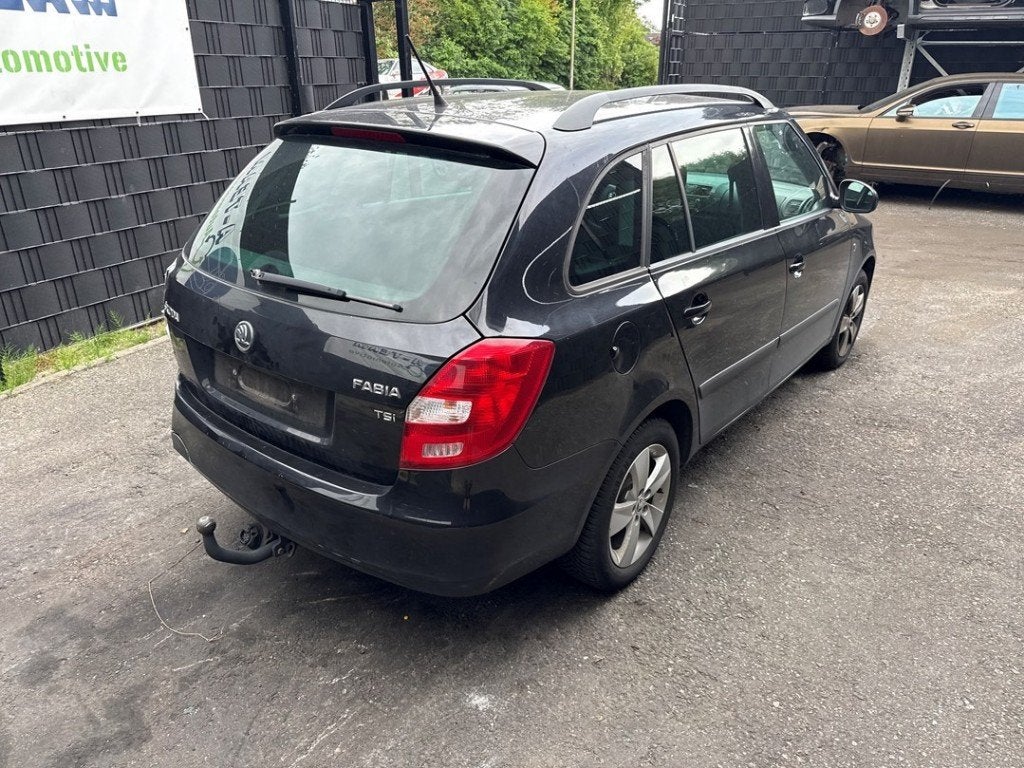 FEU ARRIÈRE DROIT Skoda Fabia II Combi (|5J6945112|), Utilisé, Info@skoda-auto.de, Skoda, Max-Planck-Straße  3-5
64331  Weiterstadt, DE