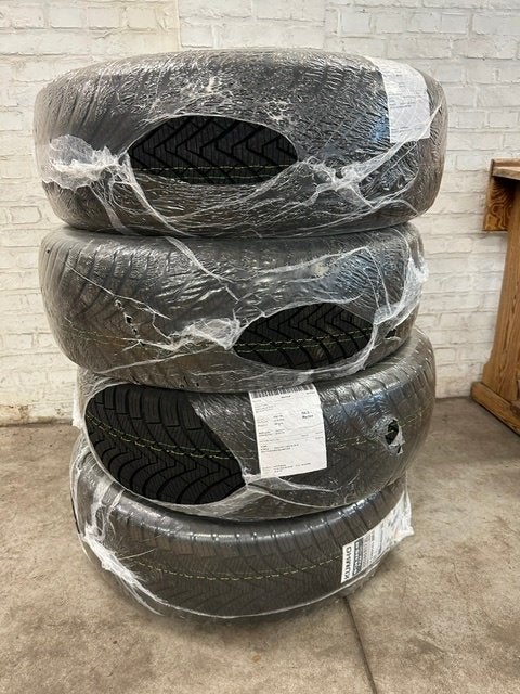 Nieuwe 4 seizoen banden KUMHO 235/65 R 17 XL 108v, Auto-onderdelen, Banden en Velgen, Ophalen, Nieuw, 17 inch, 235 mm