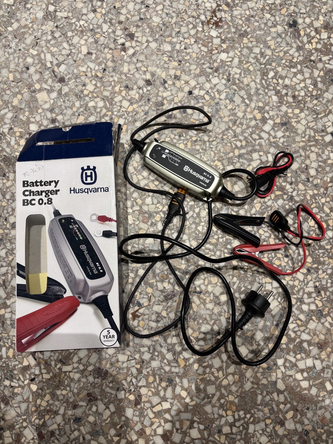 Chargeur batterie Husqvarna BC 0.8 – 12V – très peu servi