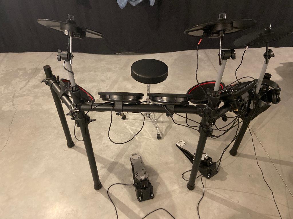 Elektrisch drumstel kinderen met koptelefoon stoken en stoel, Ophalen, Zo goed als nieuw