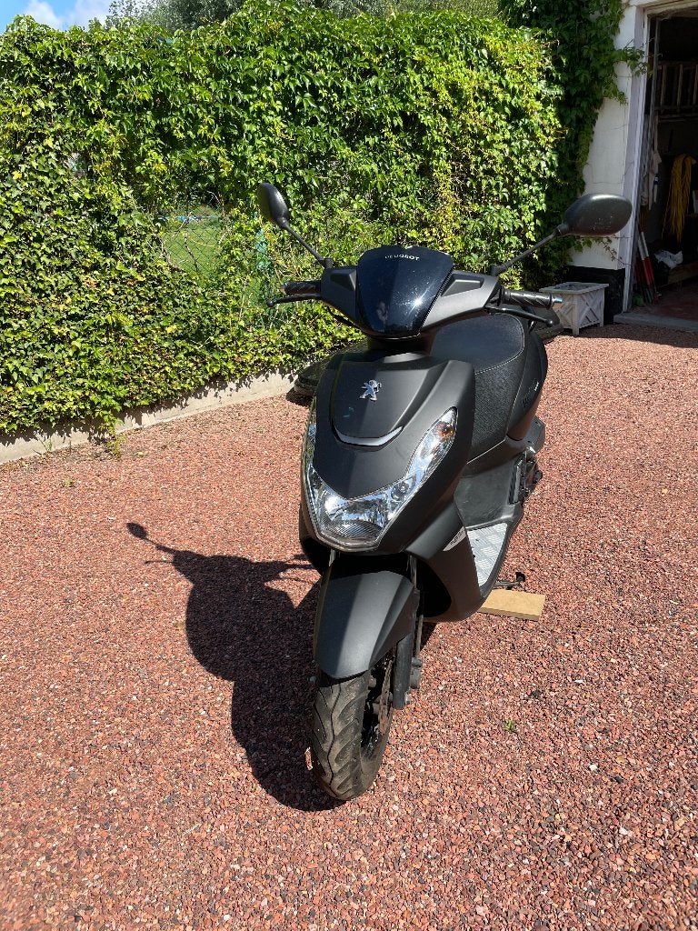 Peugeot Kisbee Black Edition 2021, Fietsen en Brommers, Scooters | Peugeot, Ophalen, Gebruikt, Overige modellen, 49 cc