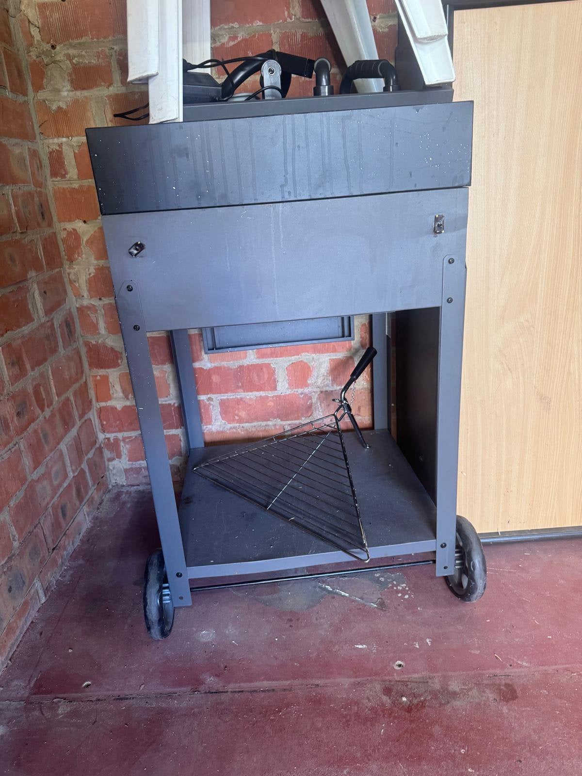 Stevige Zwarte BBQ met Deksel & Thermometer –, Tuin en Terras, Ophalen, Zo goed als nieuw
