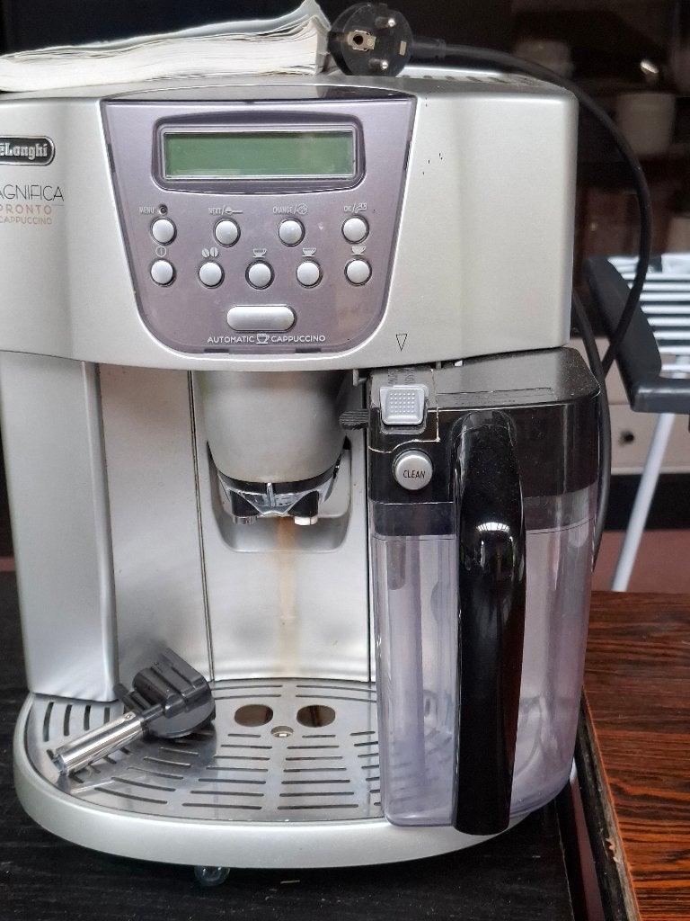 Delonghi magnifica koffiemachien, Ophalen, Koffiemachine, Zo goed als nieuw, 4 tot 10 kopjes